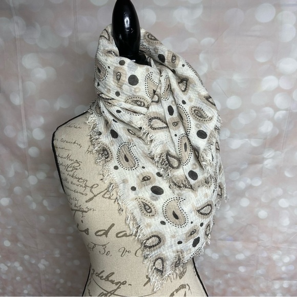 OVERSIZED Paisley Print Scarf With Fringe - Picture 3 of 5